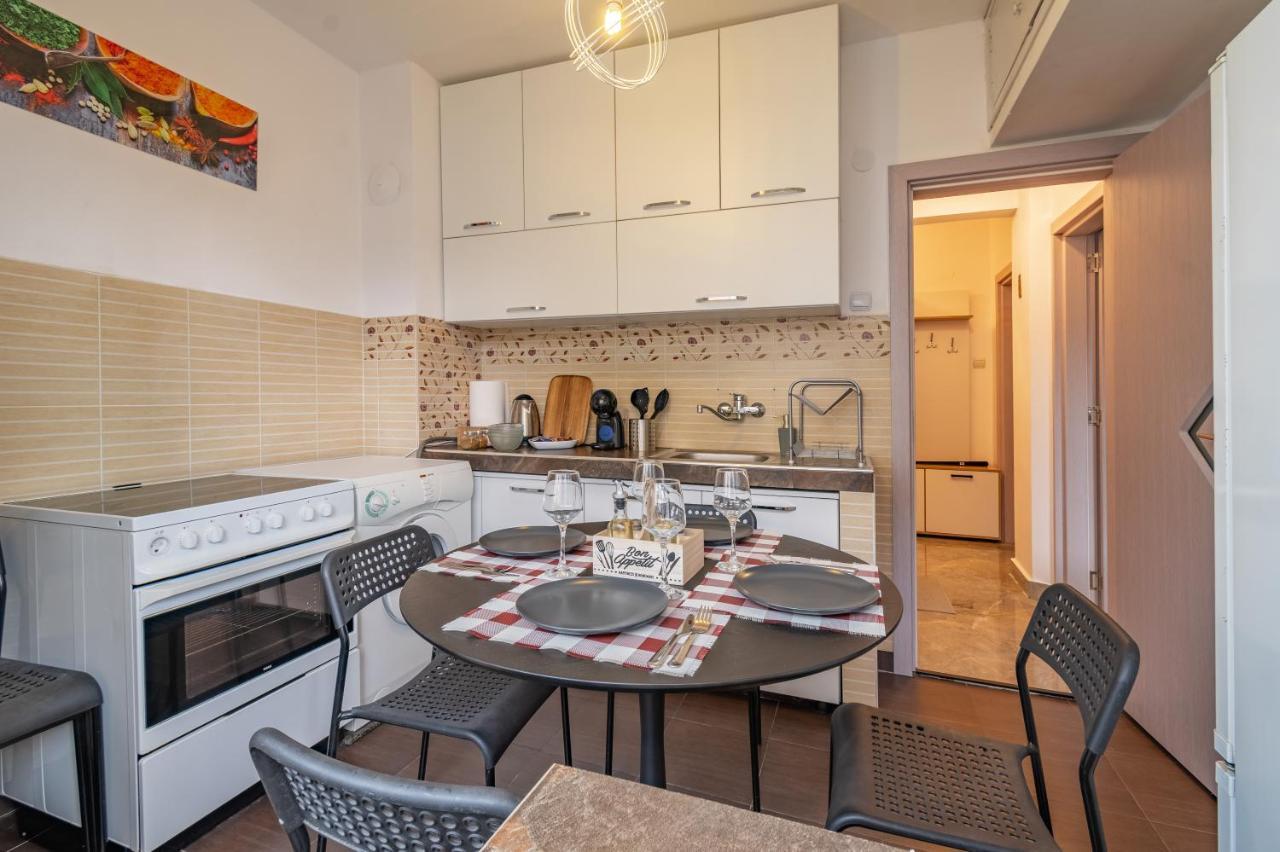 Vivid Condo By Ndk And Vitosha Blvd With Free Secured Parking And Ac Sofia Buitenkant foto