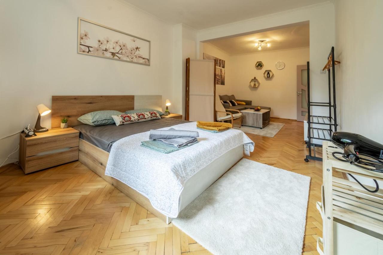 Vivid Condo By Ndk And Vitosha Blvd With Free Secured Parking And Ac Sofia Buitenkant foto